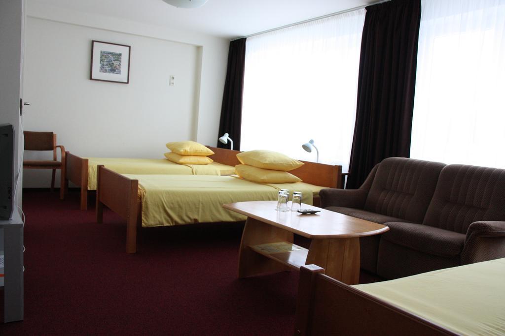 Hotel Мадона Екстериор снимка