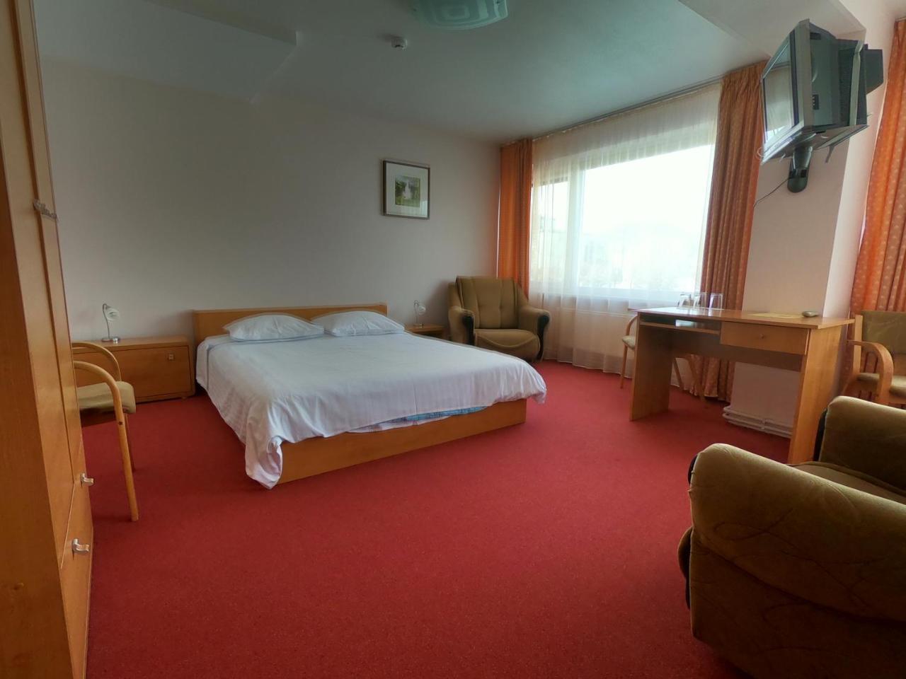 Hotel Мадона Екстериор снимка