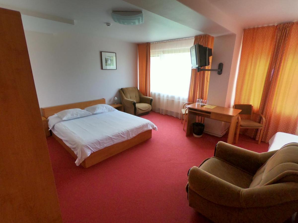 Hotel Мадона Екстериор снимка